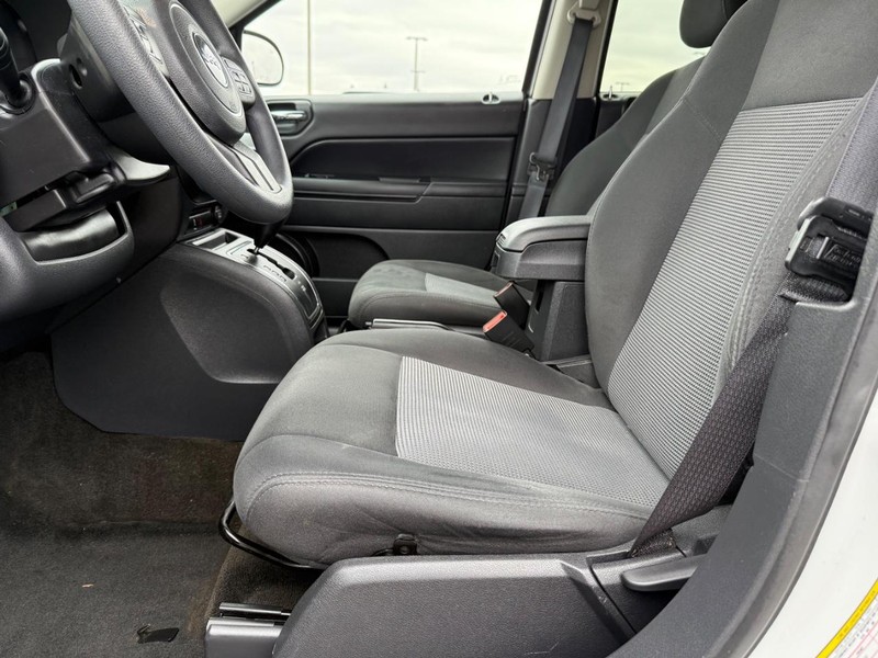 Jeep Compass Vehicle Full-screen Gallery Image 17