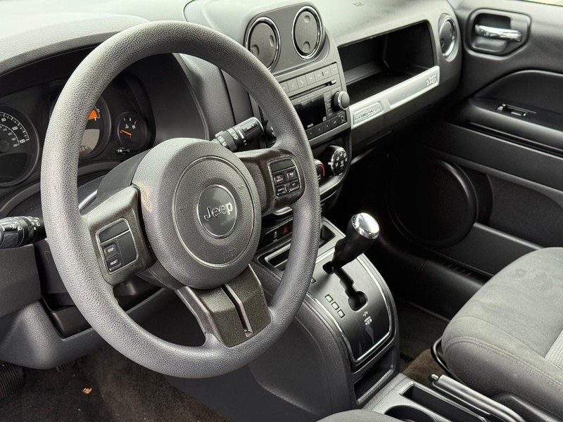 Jeep Compass Vehicle Full-screen Gallery Image 18