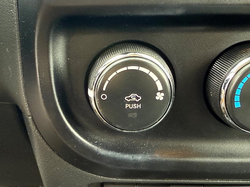 Jeep Compass Vehicle Full-screen Gallery Image 22