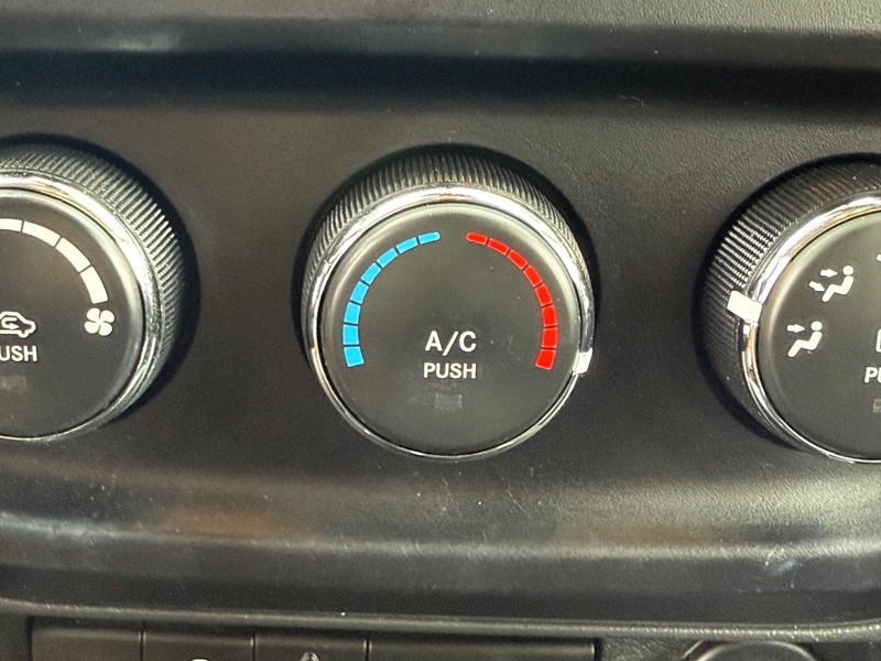 Jeep Compass Vehicle Full-screen Gallery Image 23