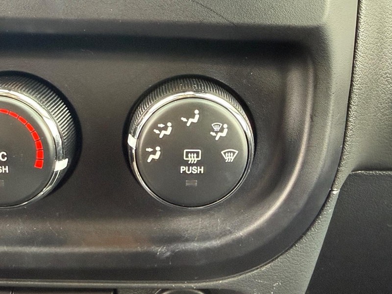 Jeep Compass Vehicle Full-screen Gallery Image 24