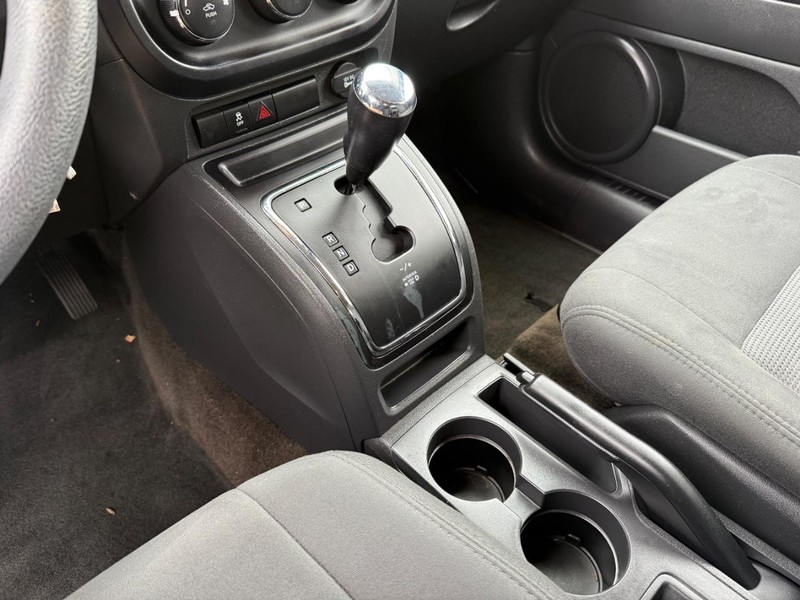 Jeep Compass Vehicle Full-screen Gallery Image 25