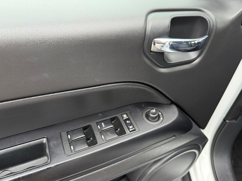 Jeep Compass Vehicle Full-screen Gallery Image 29