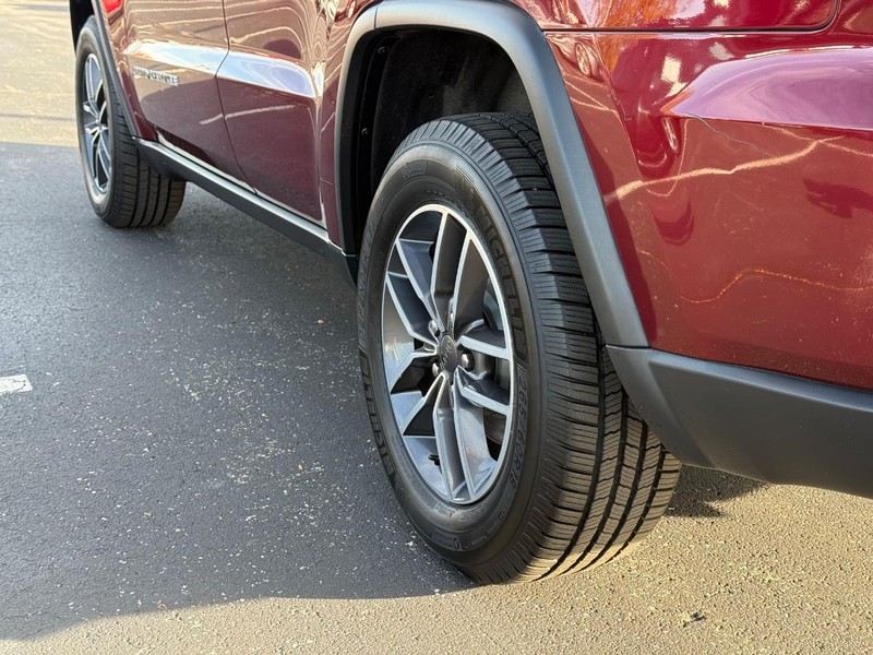 Jeep Grand Cherokee Vehicle Full-screen Gallery Image 6