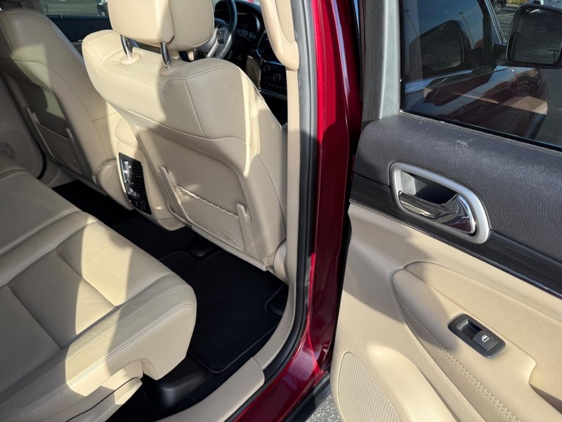 Jeep Grand Cherokee Vehicle Full-screen Gallery Image 12