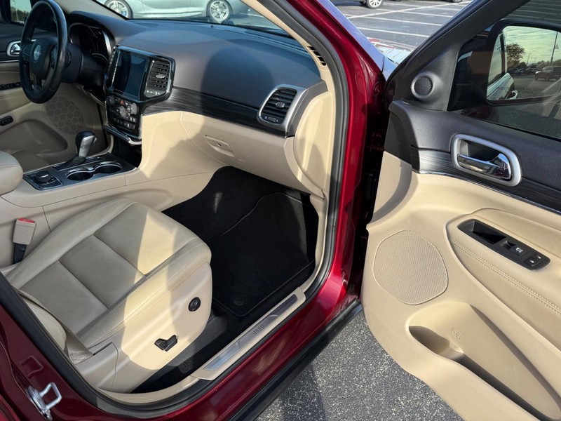 Jeep Grand Cherokee Vehicle Full-screen Gallery Image 16