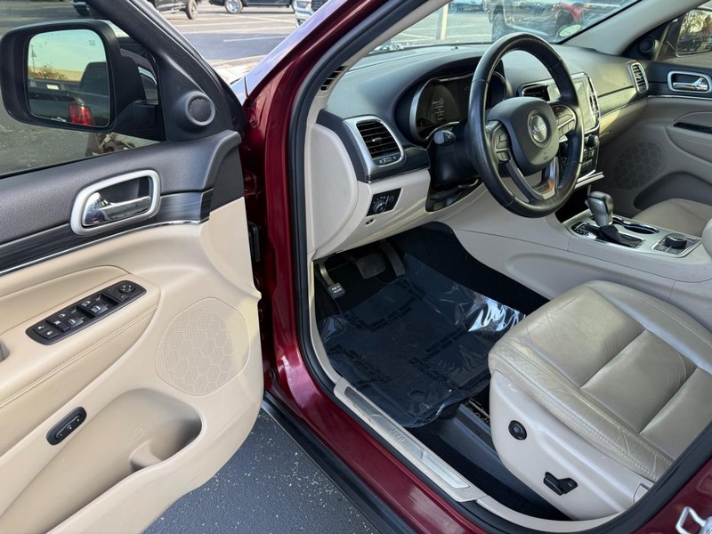 Jeep Grand Cherokee Vehicle Full-screen Gallery Image 18