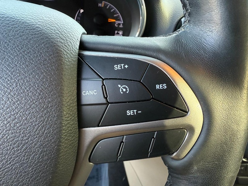 Jeep Grand Cherokee Vehicle Full-screen Gallery Image 22