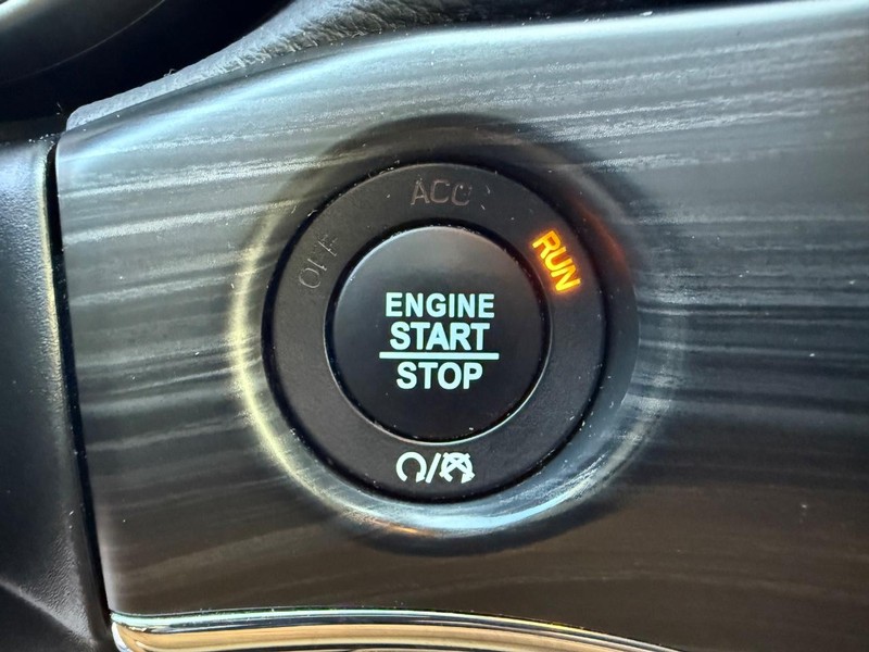 Jeep Grand Cherokee Vehicle Full-screen Gallery Image 23