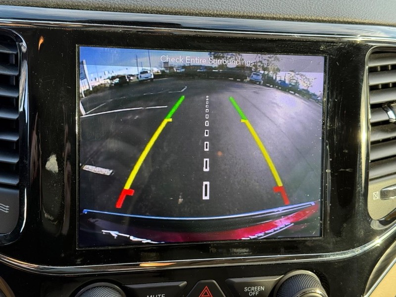 Jeep Grand Cherokee Vehicle Full-screen Gallery Image 24