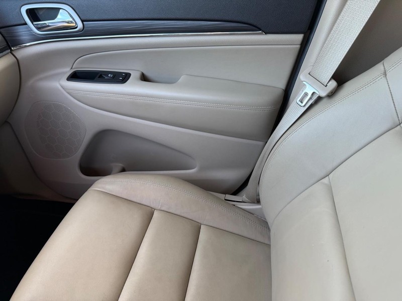 Jeep Grand Cherokee Vehicle Full-screen Gallery Image 29