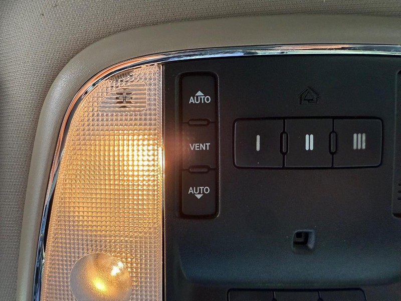 Jeep Grand Cherokee Vehicle Full-screen Gallery Image 30