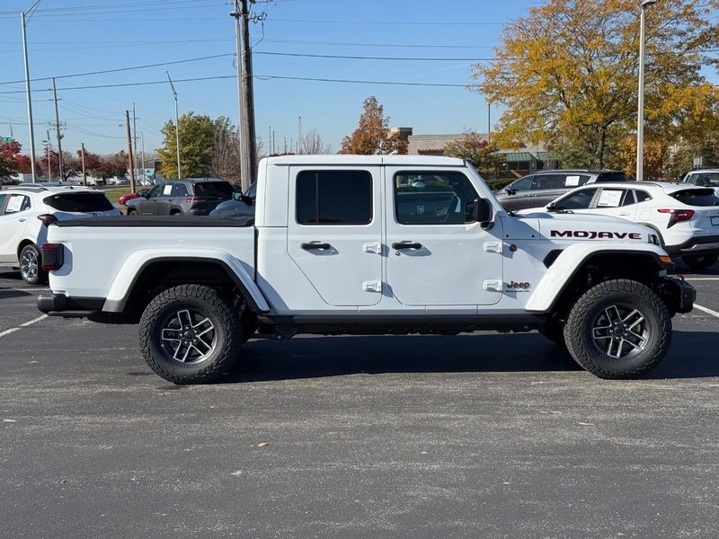 Jeep Gladiator Vehicle Full-screen Gallery Image 2
