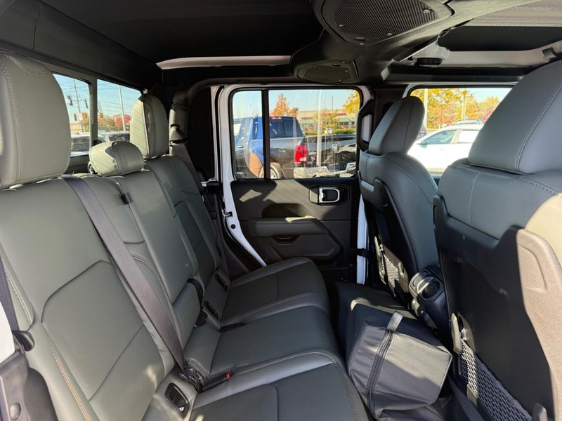 Jeep Gladiator Vehicle Full-screen Gallery Image 10