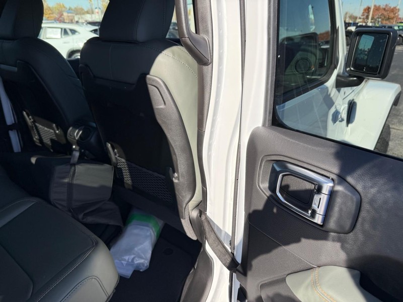 Jeep Gladiator Vehicle Full-screen Gallery Image 11