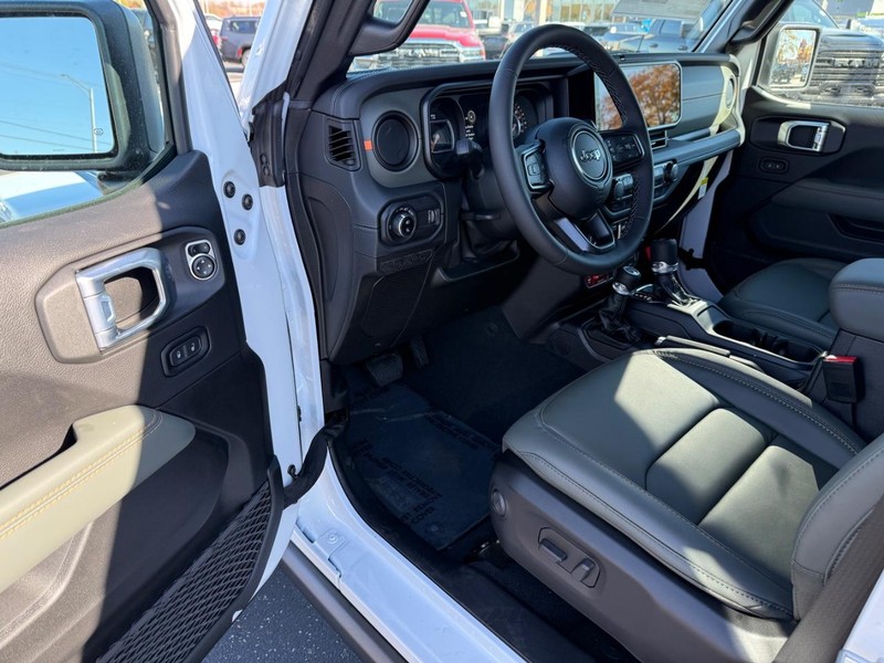 Jeep Gladiator Vehicle Full-screen Gallery Image 16