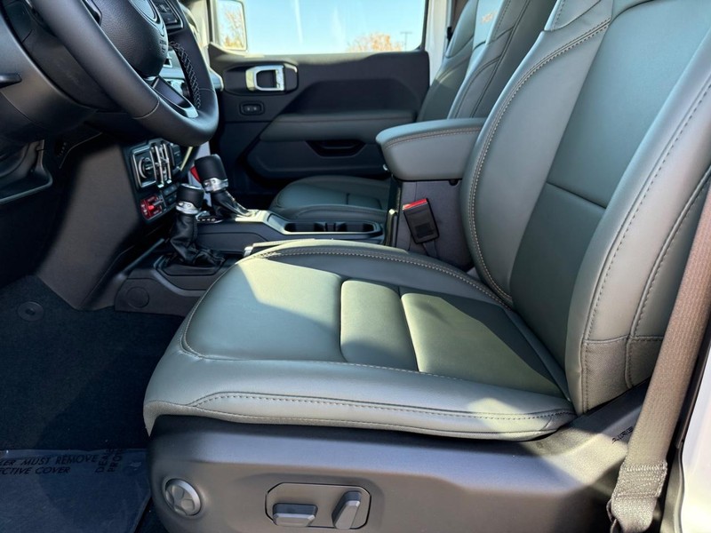 Jeep Gladiator Vehicle Full-screen Gallery Image 17