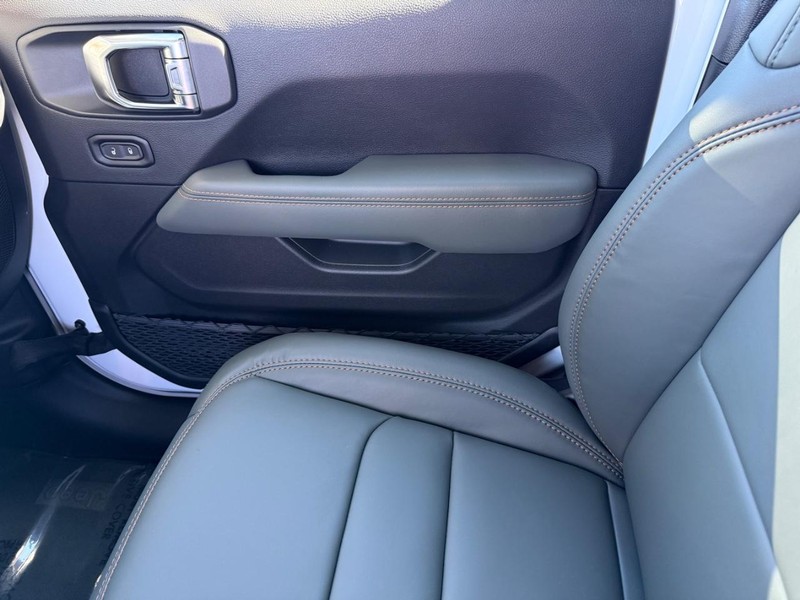 Jeep Gladiator Vehicle Full-screen Gallery Image 27