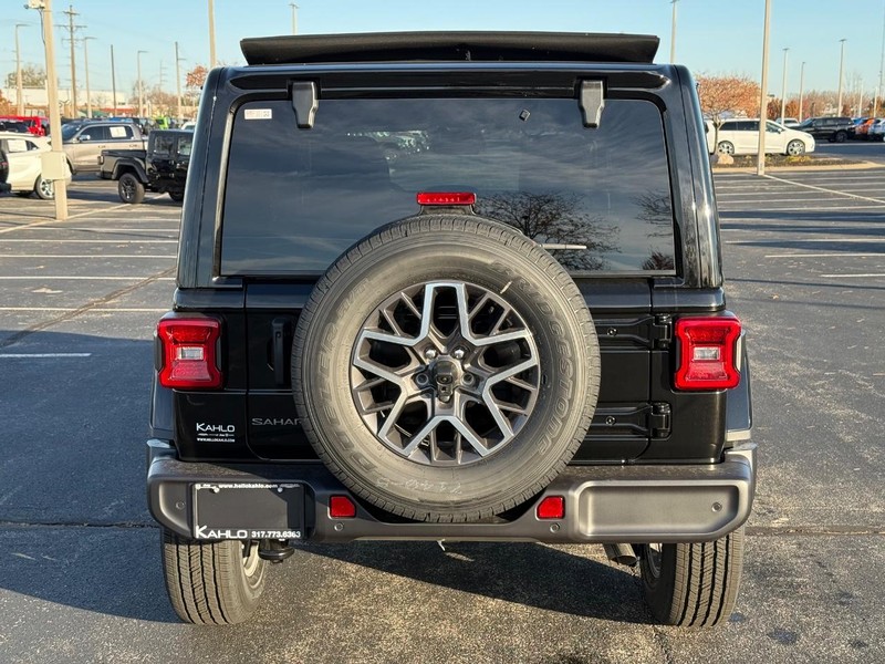 Jeep Wrangler Vehicle Full-screen Gallery Image 4