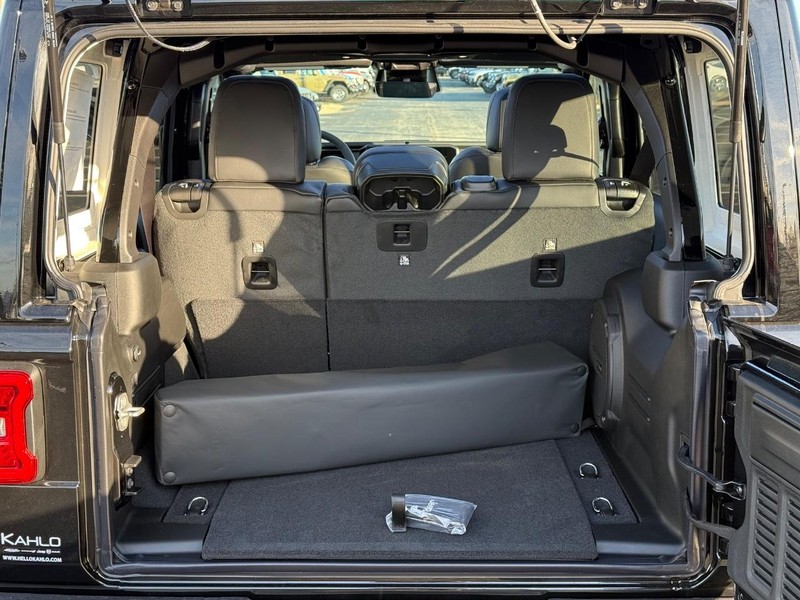 Jeep Wrangler Vehicle Full-screen Gallery Image 7