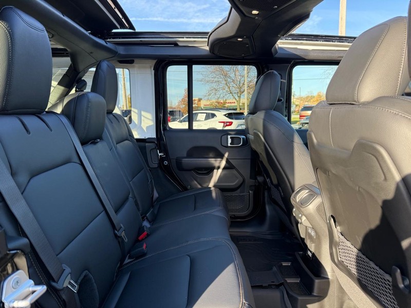 Jeep Wrangler Vehicle Full-screen Gallery Image 10