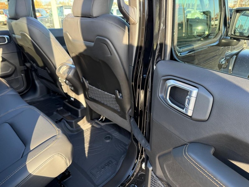 Jeep Wrangler Vehicle Full-screen Gallery Image 11