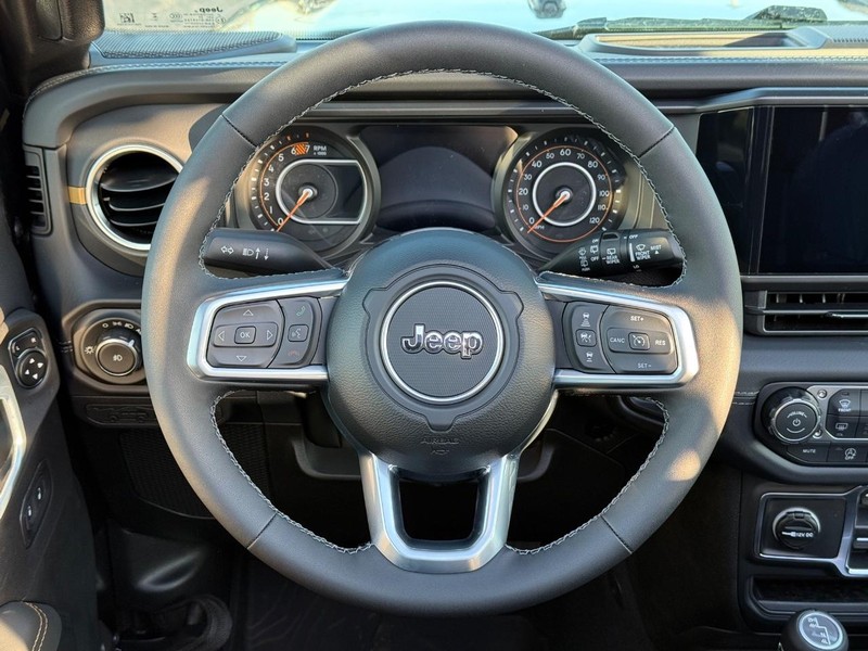 Jeep Wrangler Vehicle Full-screen Gallery Image 14