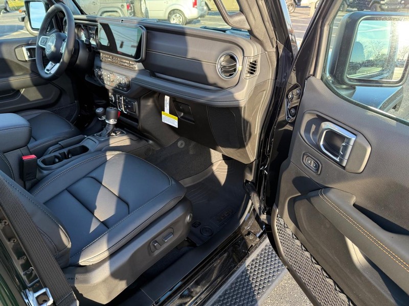 Jeep Wrangler Vehicle Full-screen Gallery Image 15