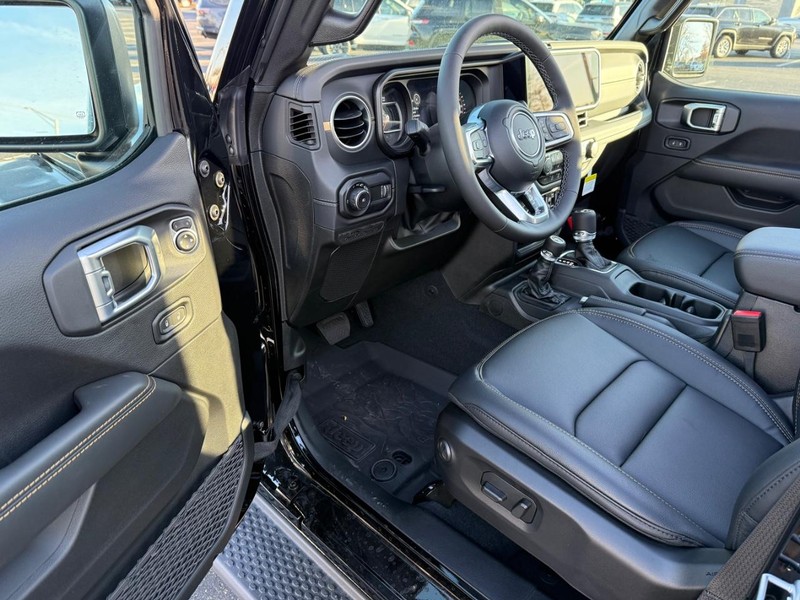 Jeep Wrangler Vehicle Full-screen Gallery Image 17