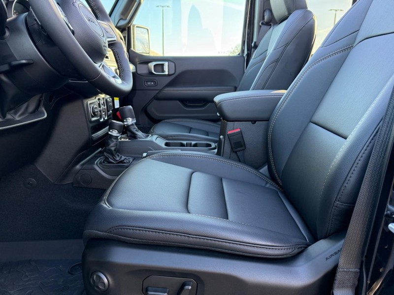 Jeep Wrangler Vehicle Full-screen Gallery Image 18