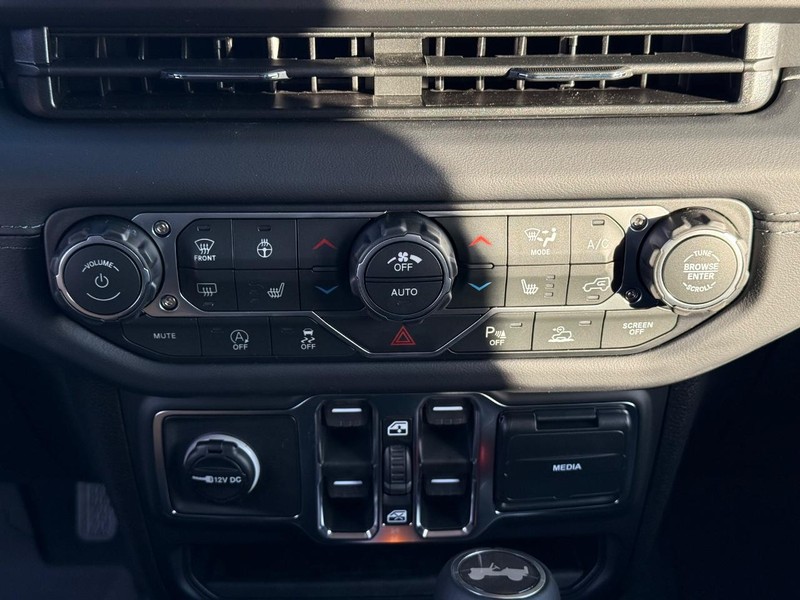 Jeep Wrangler Vehicle Full-screen Gallery Image 26