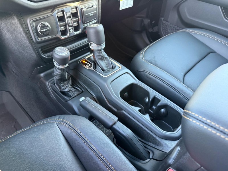 Jeep Wrangler Vehicle Full-screen Gallery Image 27