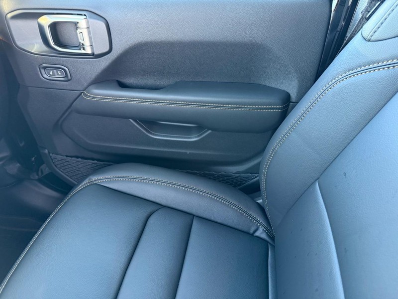 Jeep Wrangler Vehicle Full-screen Gallery Image 28