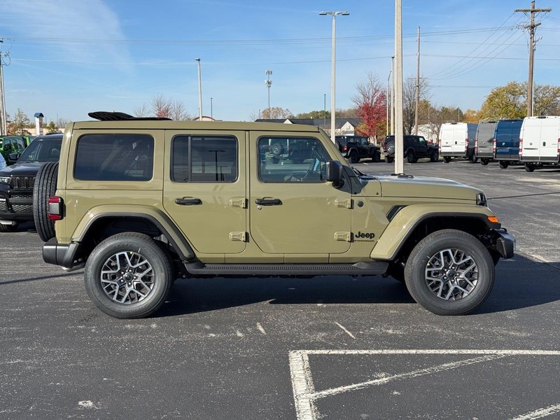 Jeep Wrangler Vehicle Full-screen Gallery Image 2