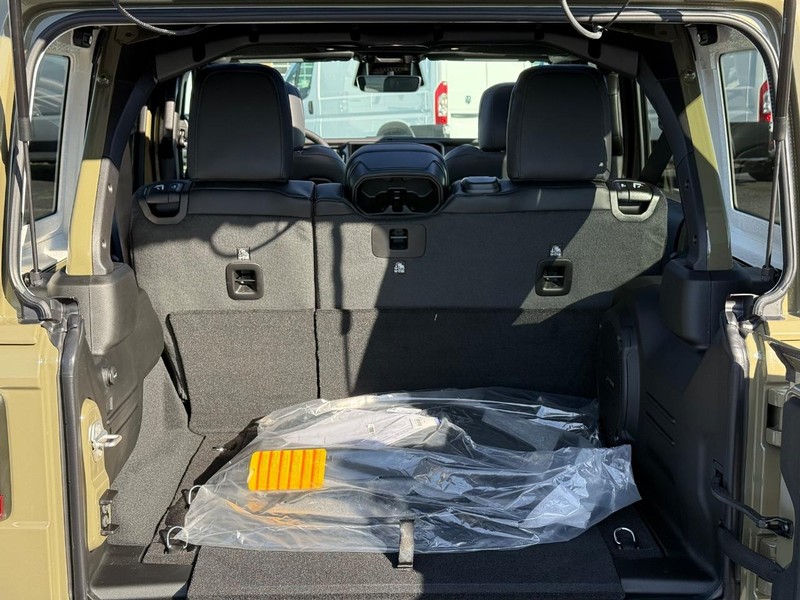 Jeep Wrangler Vehicle Full-screen Gallery Image 7