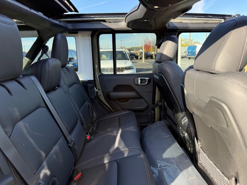 Jeep Wrangler Vehicle Full-screen Gallery Image 10