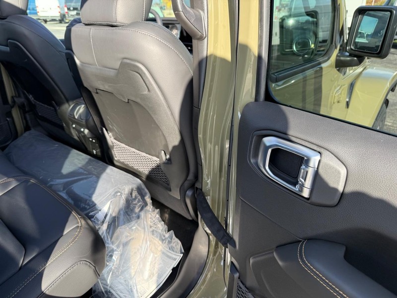 Jeep Wrangler Vehicle Full-screen Gallery Image 11