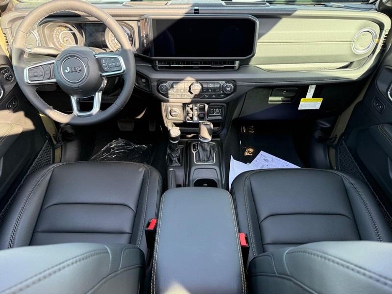 Jeep Wrangler Vehicle Full-screen Gallery Image 13