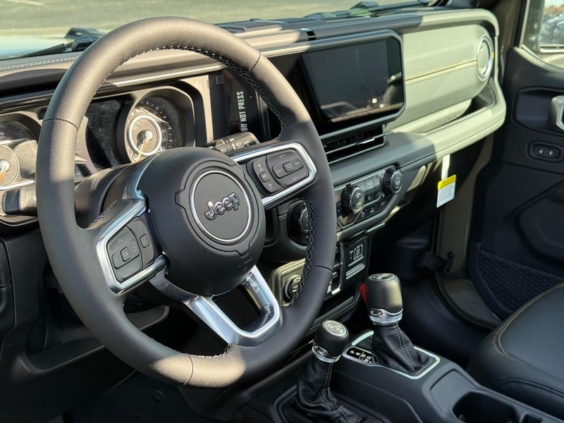 Jeep Wrangler Vehicle Full-screen Gallery Image 19