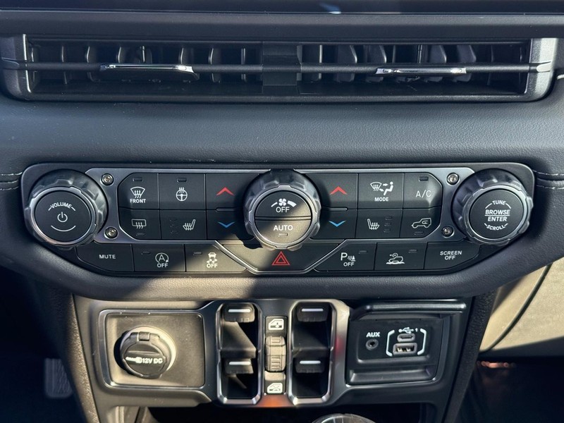 Jeep Wrangler Vehicle Full-screen Gallery Image 26