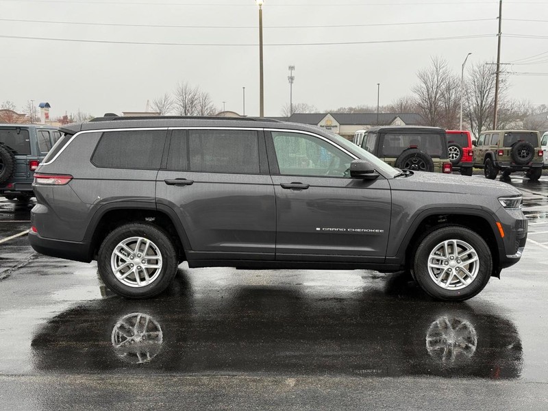 Jeep Grand Cherokee L Vehicle Full-screen Gallery Image 2