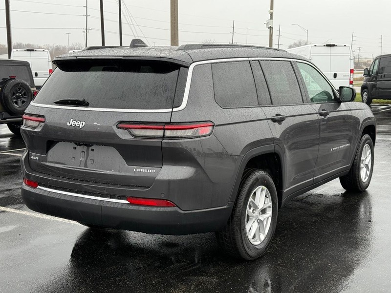 Jeep Grand Cherokee L Vehicle Full-screen Gallery Image 3