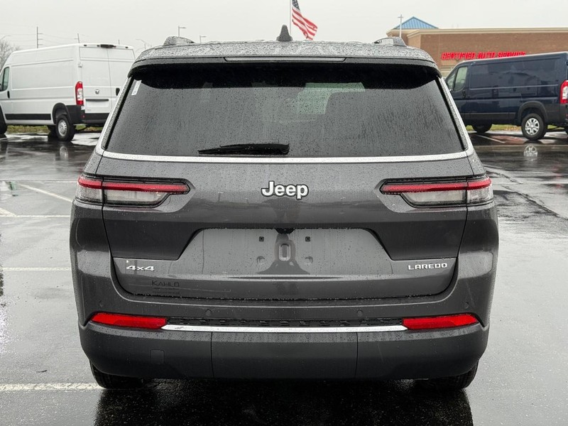 Jeep Grand Cherokee L Vehicle Full-screen Gallery Image 4