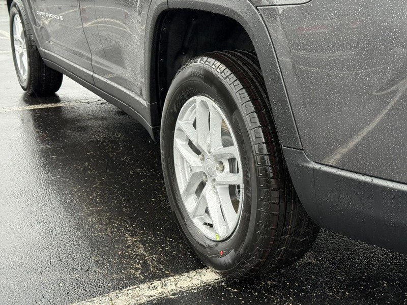 Jeep Grand Cherokee L Vehicle Full-screen Gallery Image 6