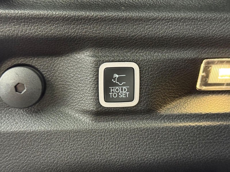 Jeep Grand Cherokee L Vehicle Full-screen Gallery Image 8