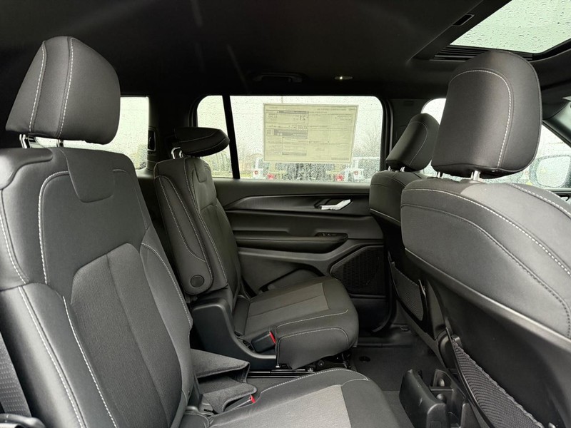 Jeep Grand Cherokee L Vehicle Full-screen Gallery Image 12