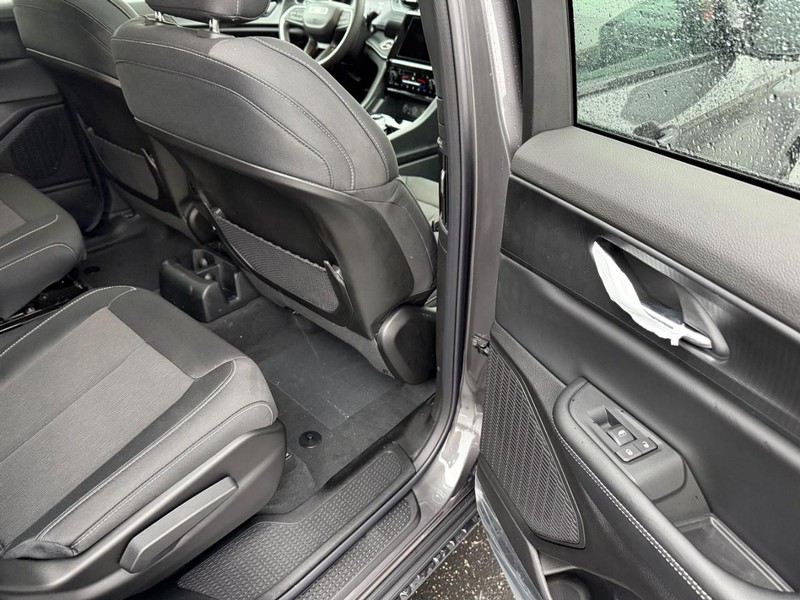 Jeep Grand Cherokee L Vehicle Full-screen Gallery Image 13