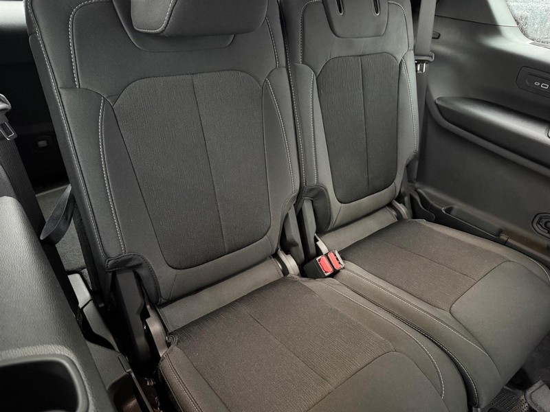 Jeep Grand Cherokee L Vehicle Full-screen Gallery Image 14