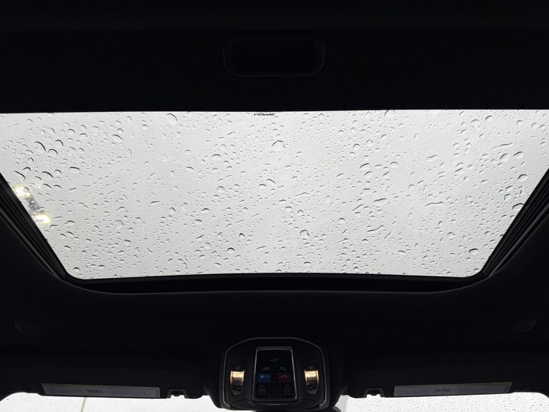 Jeep Grand Cherokee L Vehicle Full-screen Gallery Image 15