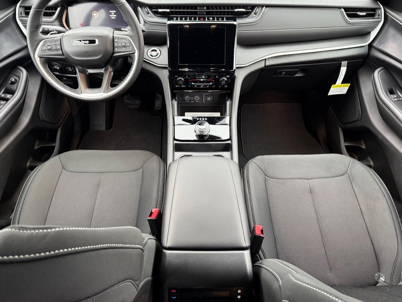 Jeep Grand Cherokee L Vehicle Full-screen Gallery Image 16